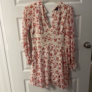 B. Darlin beautiful lined polyester white v neck dress w/ red roses!! Size 11/12